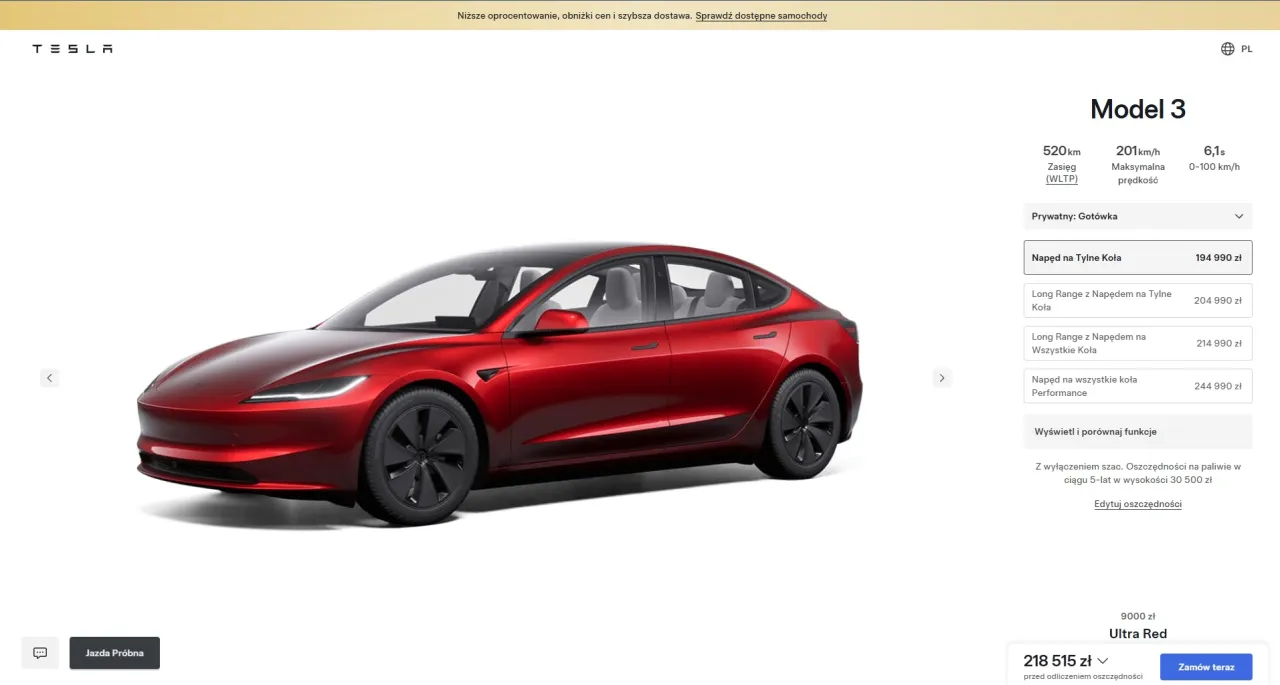 Czerwona Tesla Model 3. Sprawdź, ile kosztuje samoch&oacute;d Tesla w r&oacute;żnych wersjach napędu i wyposażenia.