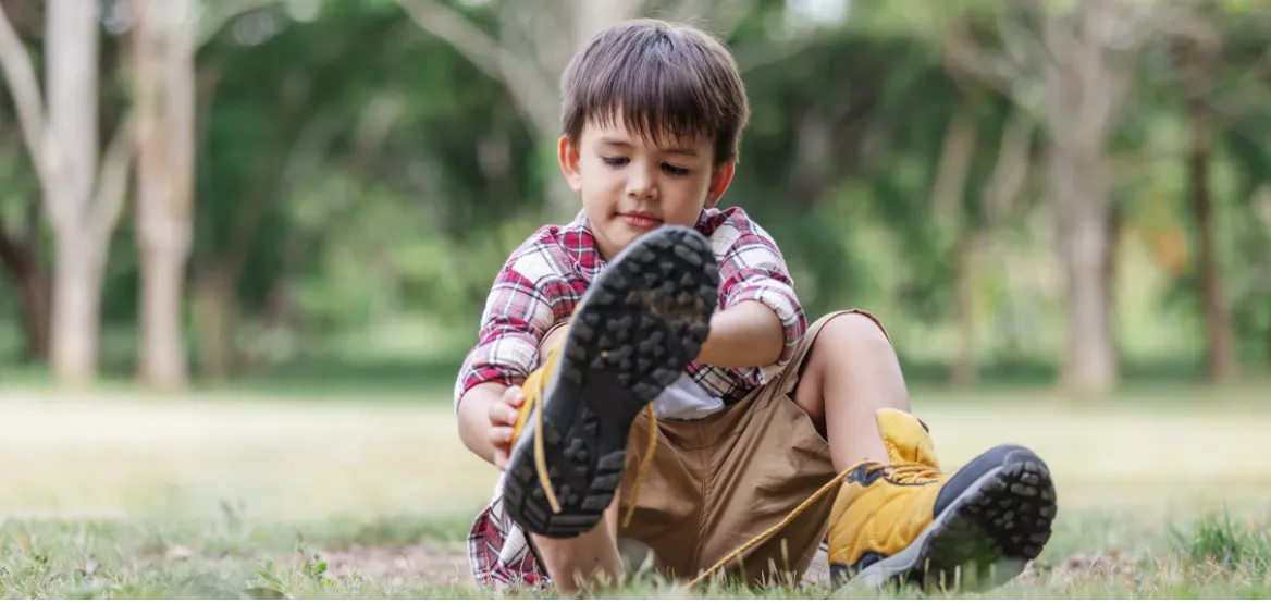 dziecko z trudnościami w chodzeniu w za małych butach