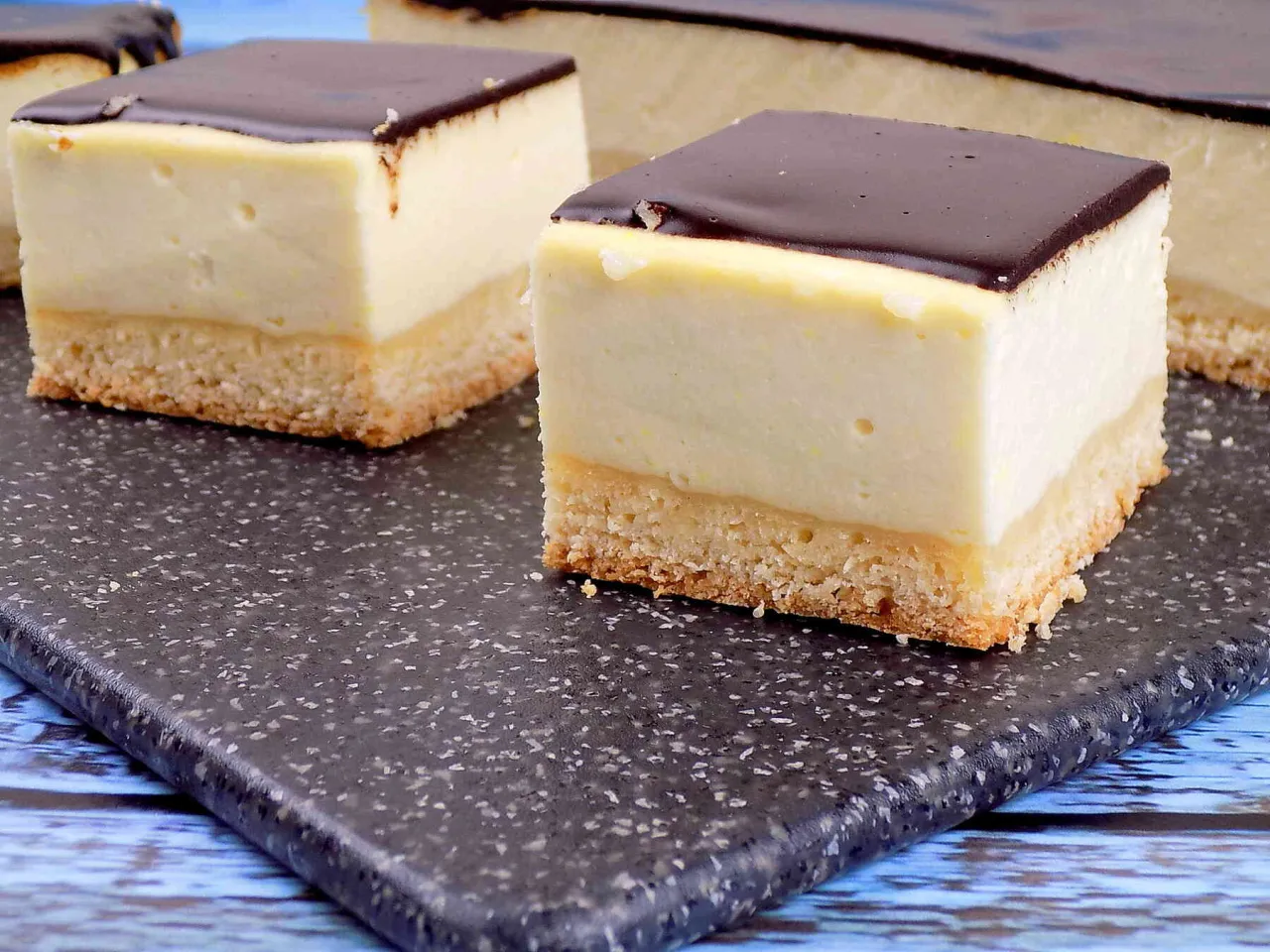 Sernik na kruchym spodzie z polewą czekoladową. Idealny do pieczenia w temperaturze 170°C.