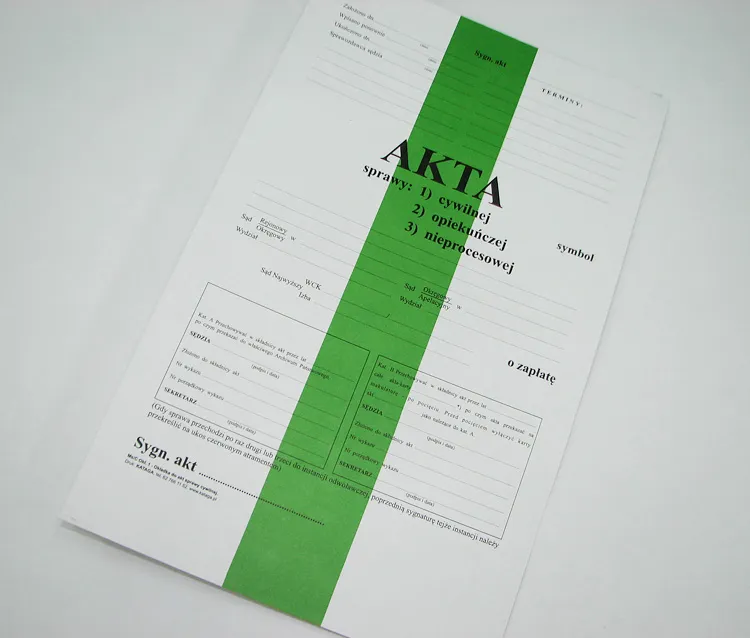 Dokumenty sądowe i stół z aktami