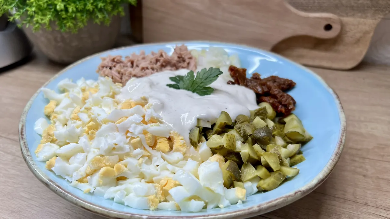 Sałatka z tuńczyka, jajek, ogórków kiszonych i suszonych pomidorów z majonezem. Zastanawiasz się, ile może stać taka sałatka z tuńczykiem?