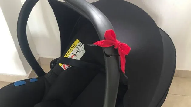 czerwona kokardka wózek dziecko