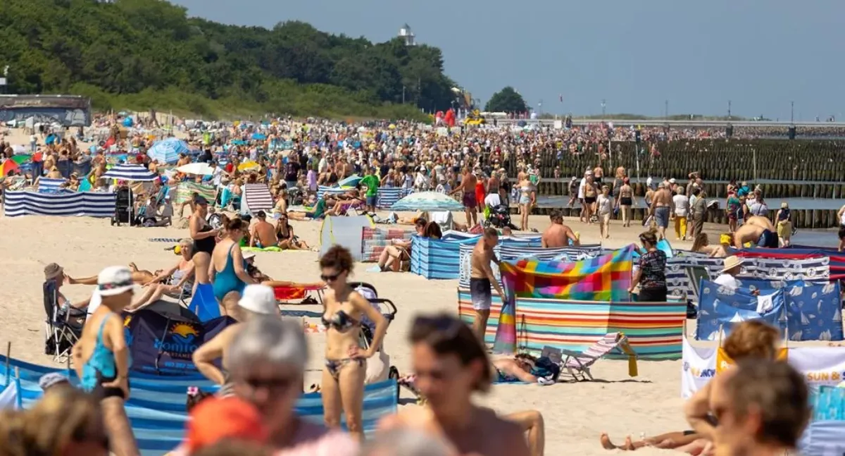 Tłumy na plaży Kołobrzeg