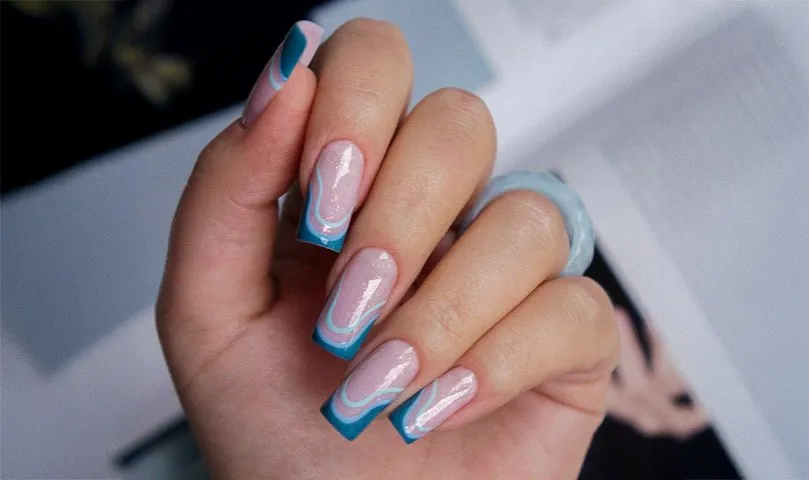 Eleganckie paznokcie do niebieskiej sukienki na wesele