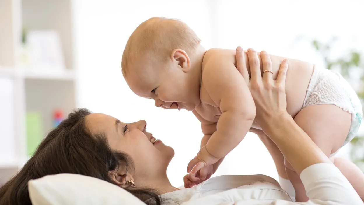 rodzic delikatnie stymulujący niemowlę