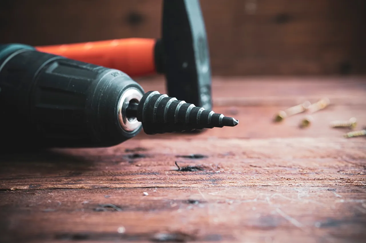 błędy ostrzenia wiertła stopniowego: przegrzane wiertło, źle naostrzona krawędź