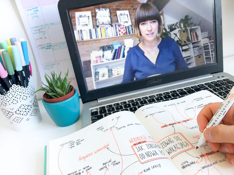 Osoba planująca strategię, notatki, laptop