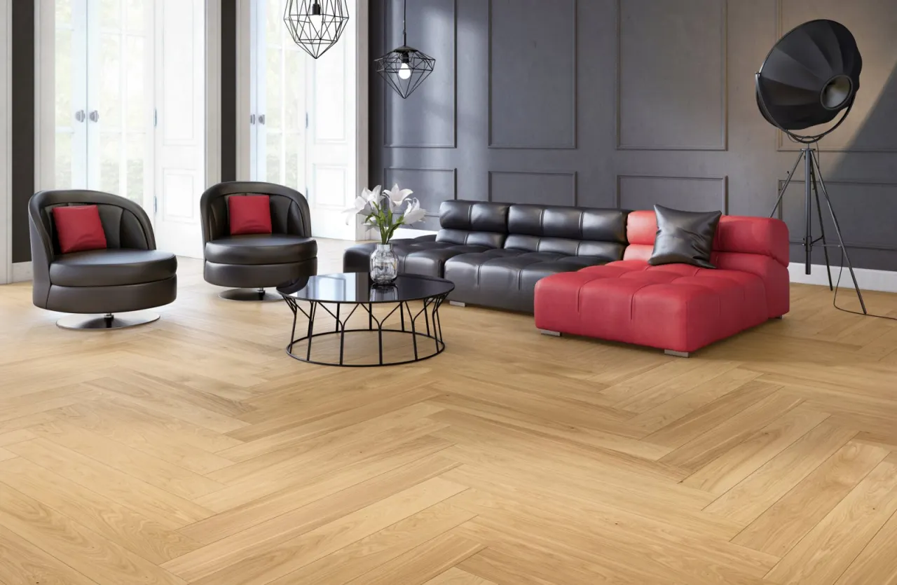 Jasna podłoga i czarne meble w salonie, kontrastowe wnętrze