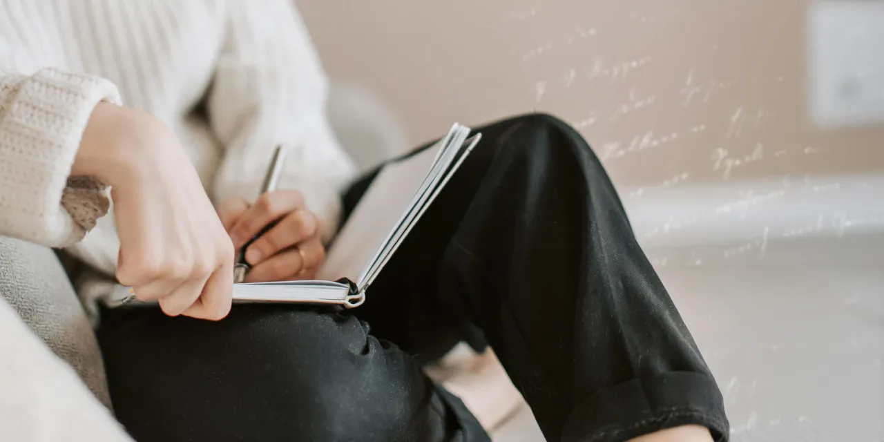 Osoba medytująca lub pisząca dziennik