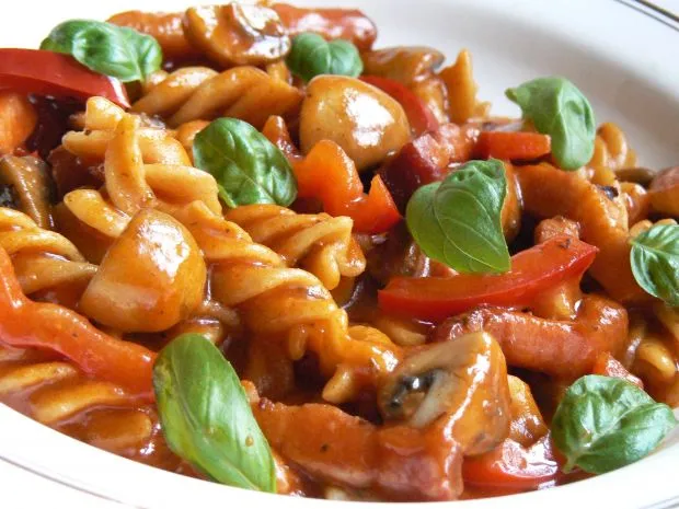 Szybkie dania makaronowe z warzywami