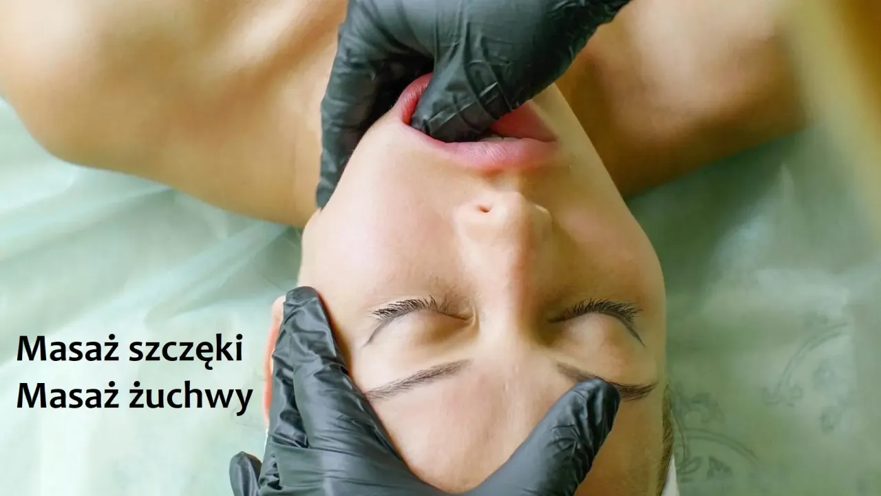Masaż szczęki i żuchwy, aby poczuć ulgę i rozluźnić napięcie. Dłonie w czarnych rękawiczkach delikatnie masują twarz.