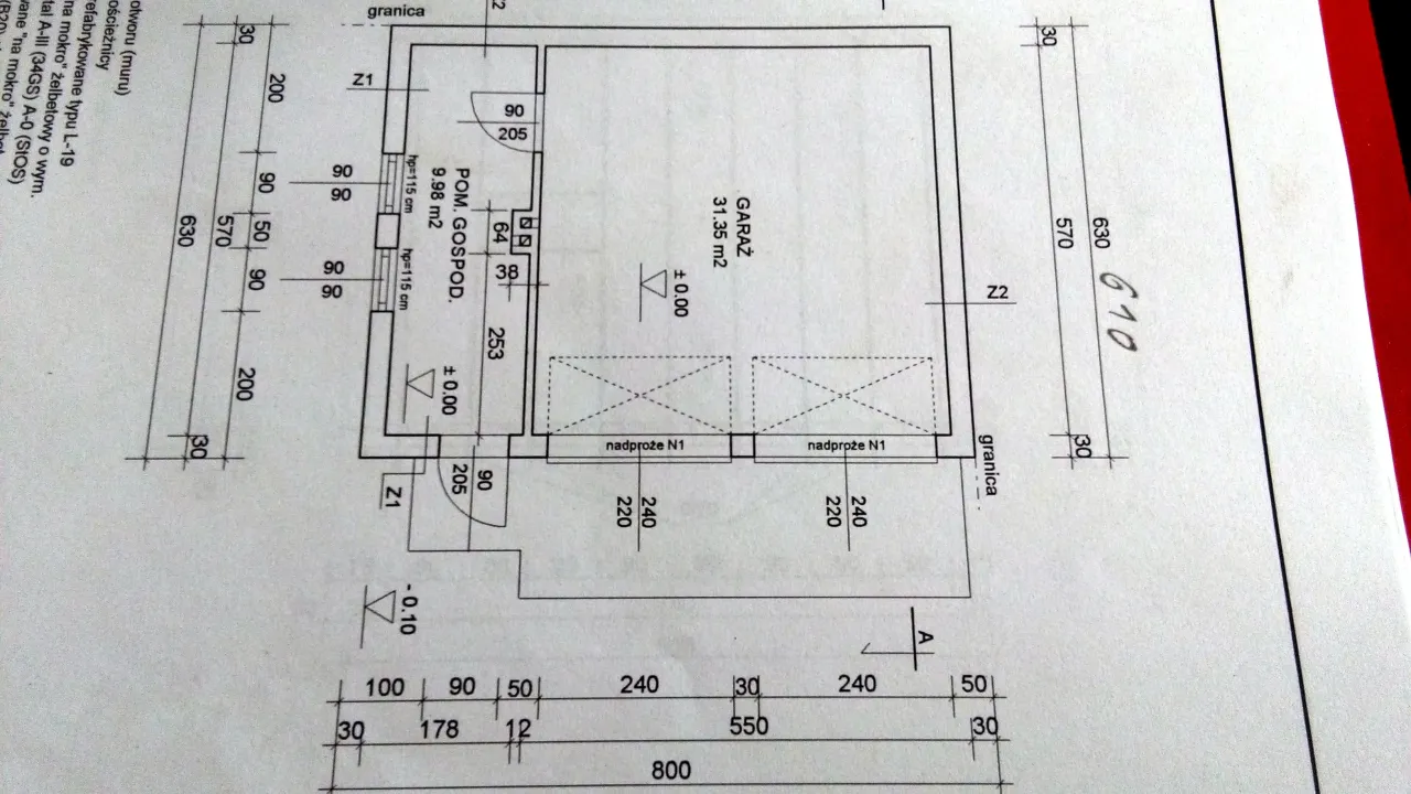 Rysunek techniczny garażu dwustanowiskowego z wymiarami. Widać pomieszczenie gospodarcze i bramy garażowe.