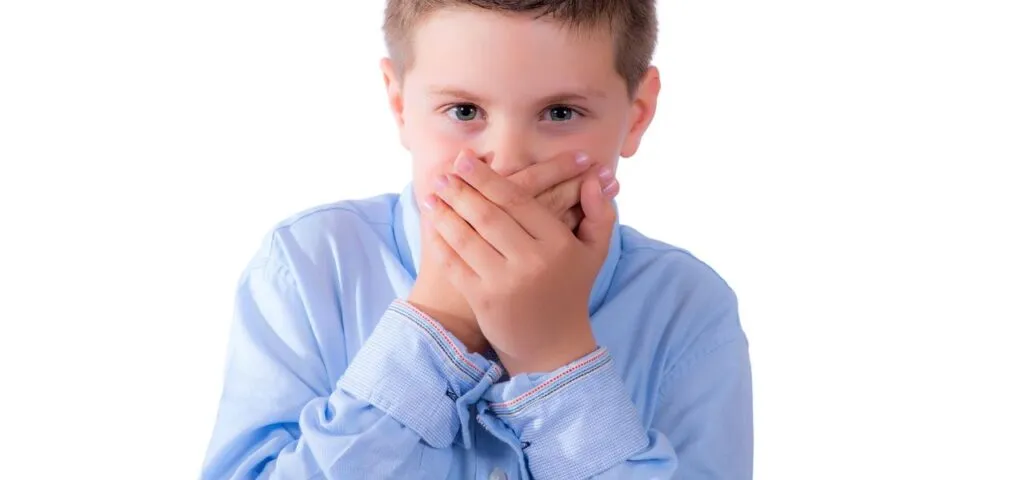 osoba z objawami lęku, np. dłoń na klatce piersiowej, zmartwiona twarz