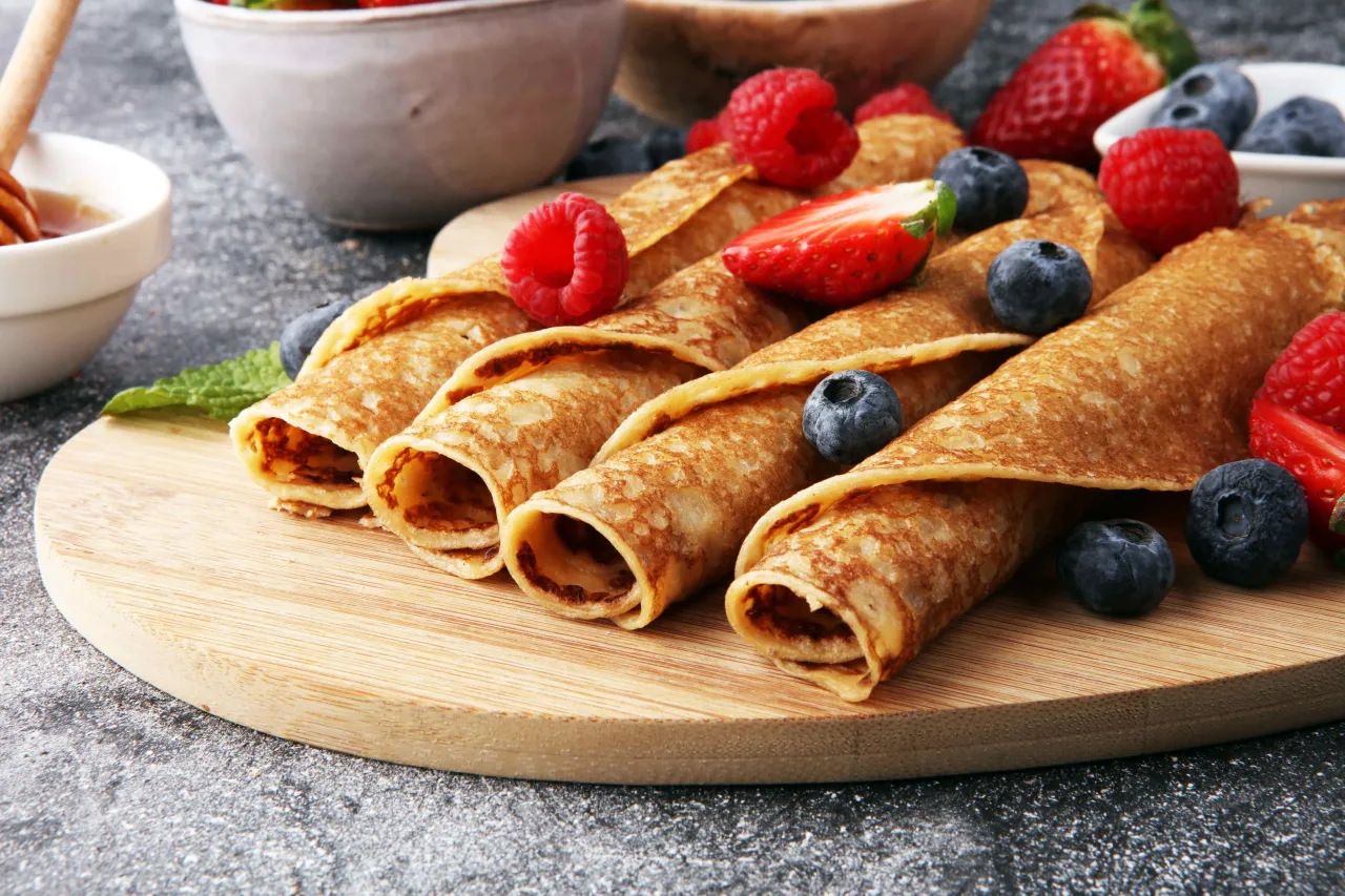 Rolowane naleśniki z malinami, bor&oacute;wkami i truskawkami. Idealny przepis na zdrowe naleśniki na śniadanie lub deser.