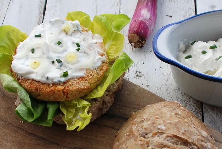 Hamburger di ceci in un panino con salse e contorni
