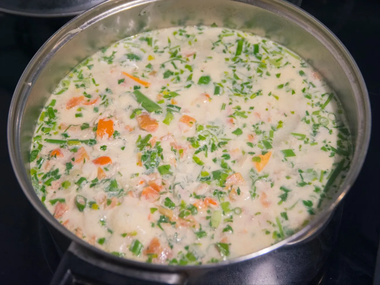 Kremowa zupa z warzywami i ziołami. Czy można zabielić zupę jogurtem naturalnym? Tak, ten przepis pokazuje, jak to zrobić.