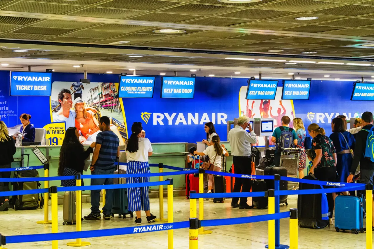 Ryanair oferuje odprawę biletową, zamykanie lot&oacute;w i samoobsługowe nadawanie bagażu.