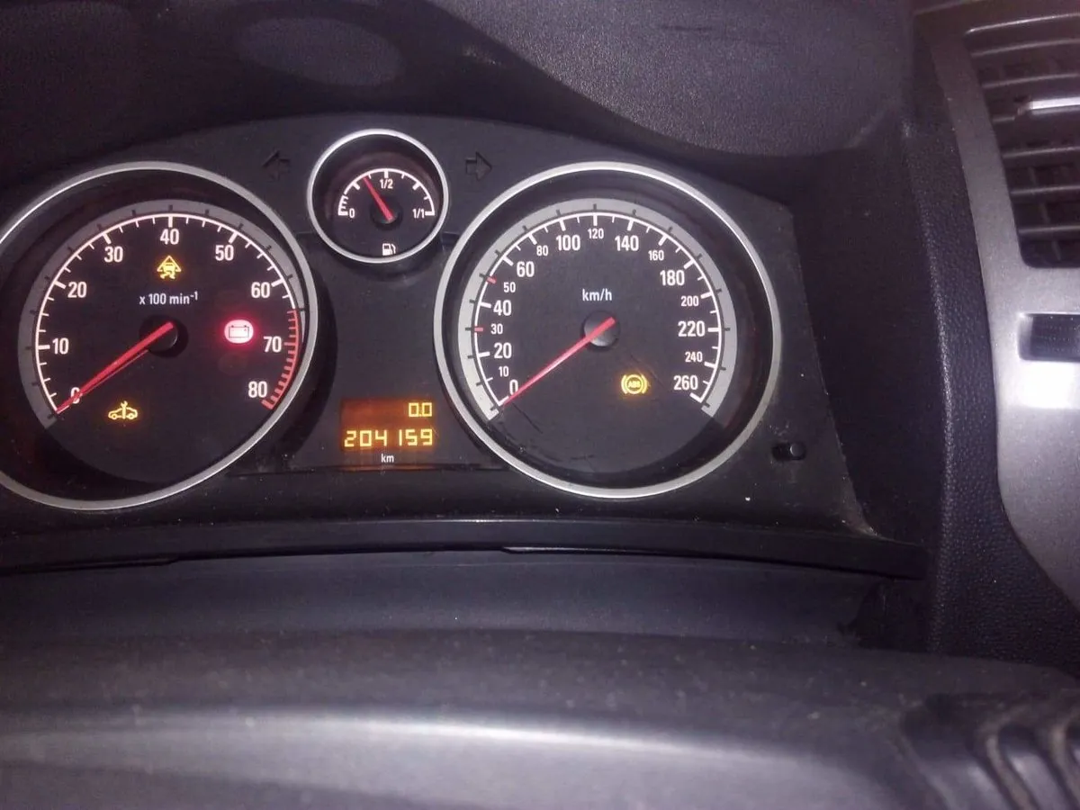 Opel Zafira B deska rozdzielcza kontrolka rezerwy