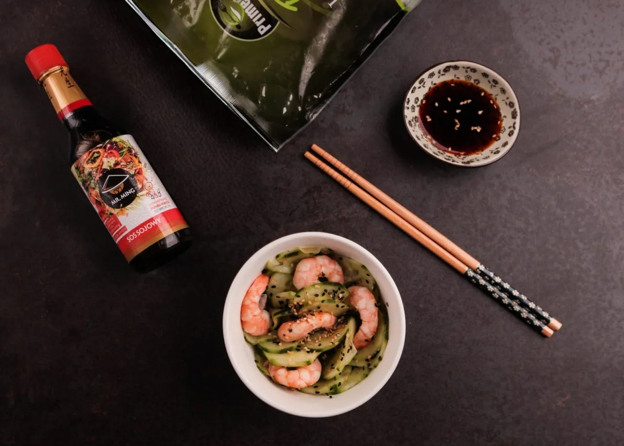 Sos sojowy Mr. Ming idealnie pasuje do sałatki z krewetkami i og&oacute;rkiem. Idealny do azjatyckich dań.