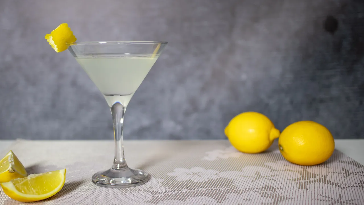 Elegancki Sidecar czy orzeźwiający White Lady? Ten koktajl z cytrynową skórką i cytrynami kusi.