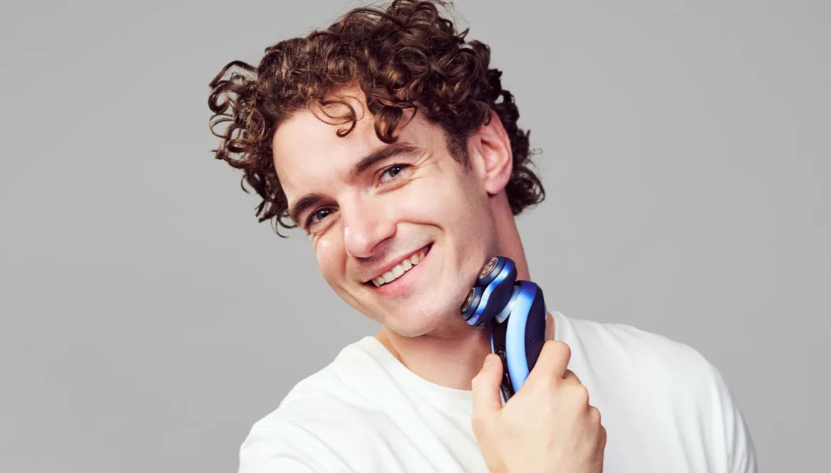 mężczyzna goli się golarką foliową i głowicową porównanie