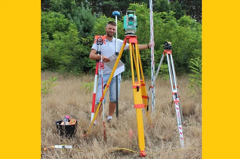 geodeta w terenie pomiary tachimetrem