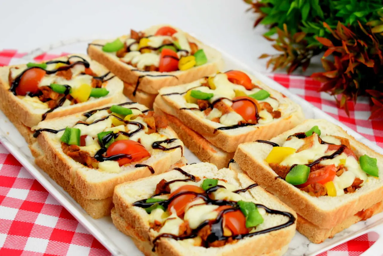kanapki z nieopiekanego chleba tostowego