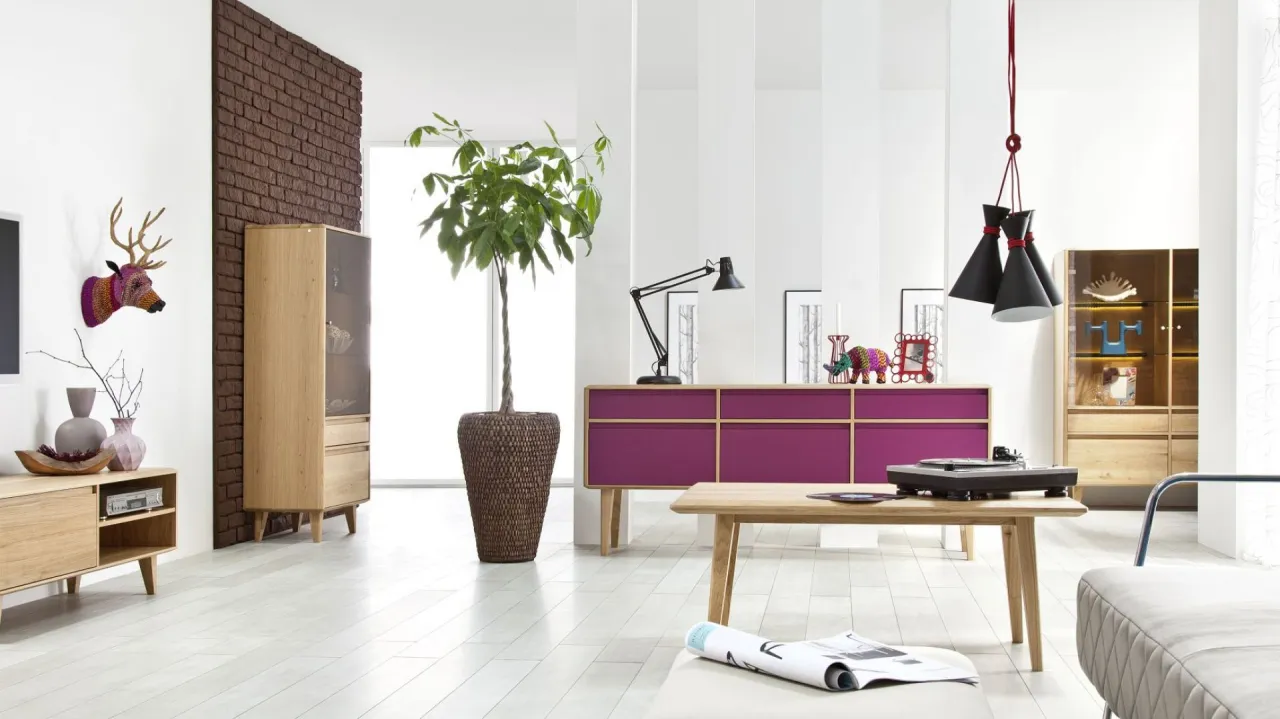 Salon z meblami na wysokich n&oacute;żkach, lekka aranżacja