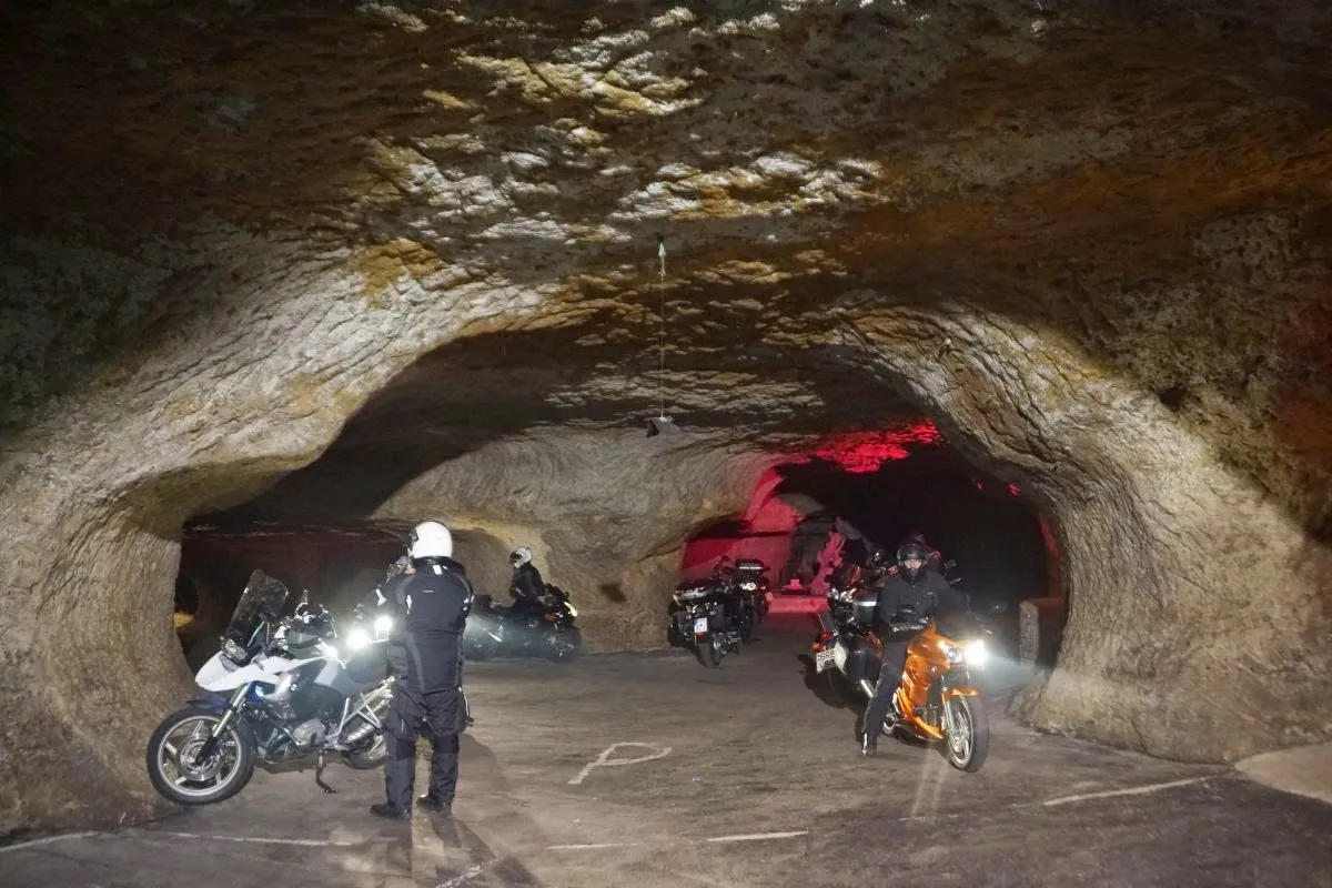 Pekelné doly motocykl w barze