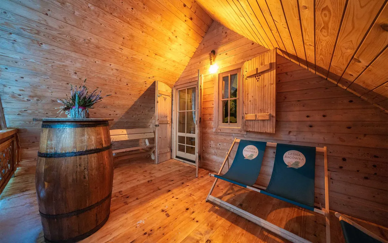 Wnętrze Leśnej Bac&oacute;wki Nowy Targ sypialnia kuchnia