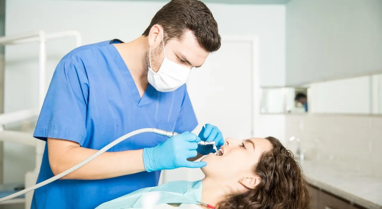 Dentysta w gabinecie stomatologicznym, czynniki zarobków