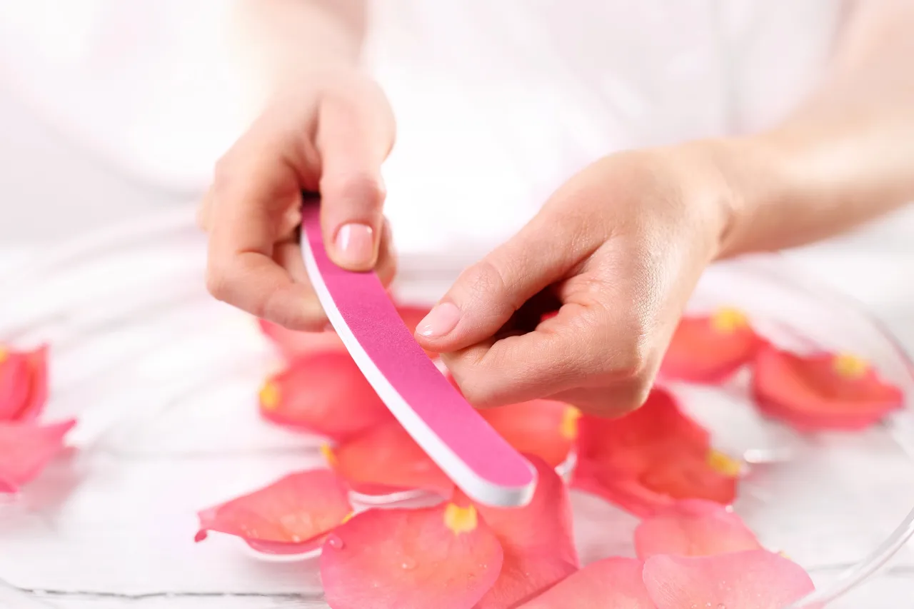 przepiłowana płytka paznokcia objawy