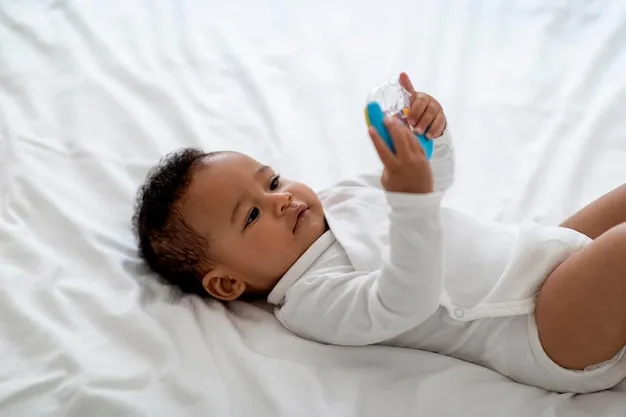 szczęśliwe niemowlę bawiące się grzechotką