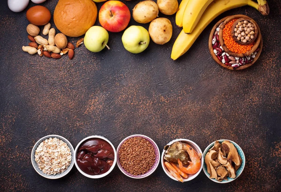 Produkty bogate w żelazo: wątróbka, kasza gryczana, owoce morza, suszone grzyby, płatki owsiane. Pomocne co na anemię u starszej osoby.