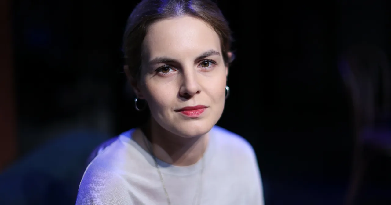 szczęśliwa kobieta z telefonem, pozytywne wiadomości