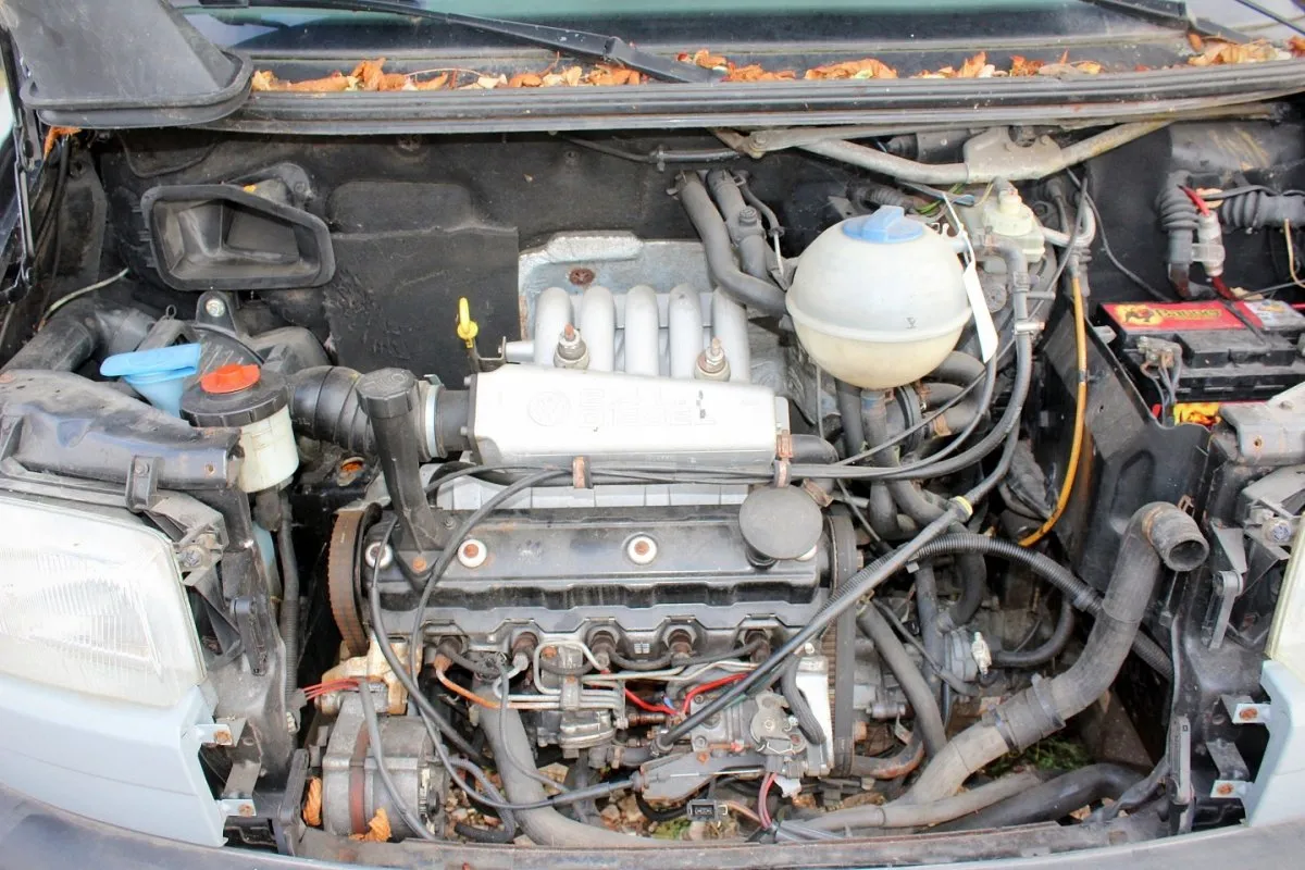 Wnętrze komory silnika VW T4