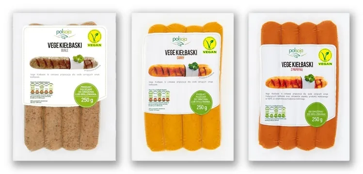 r&oacute;żne rodzaje wegetariańskich kiełbas w supermarkecie
