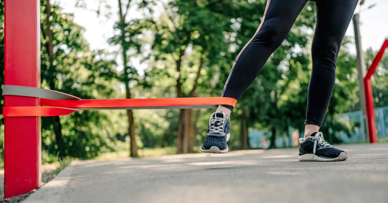 Ćwiczenia z gumą oporową na świeżym powietrzu. Czy wysiłek szkodzi trzustce? Regularny ruch wzmacnia ciało.