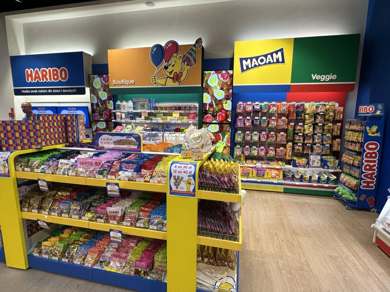 żelki Haribo w sklepie, p&oacute;łka ze słodyczami