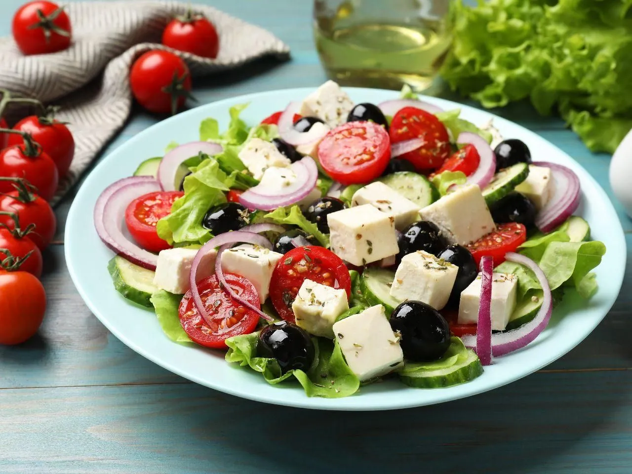 Sałatka grecka z fetą, oliwkami i pomidorami, doprawiona oregano. Idealna do lekkich dań.