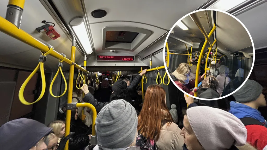 Seniorzy w komunikacji miejskiej Warszawa, uśmiechnięci seniorzy w autobusie ZTM