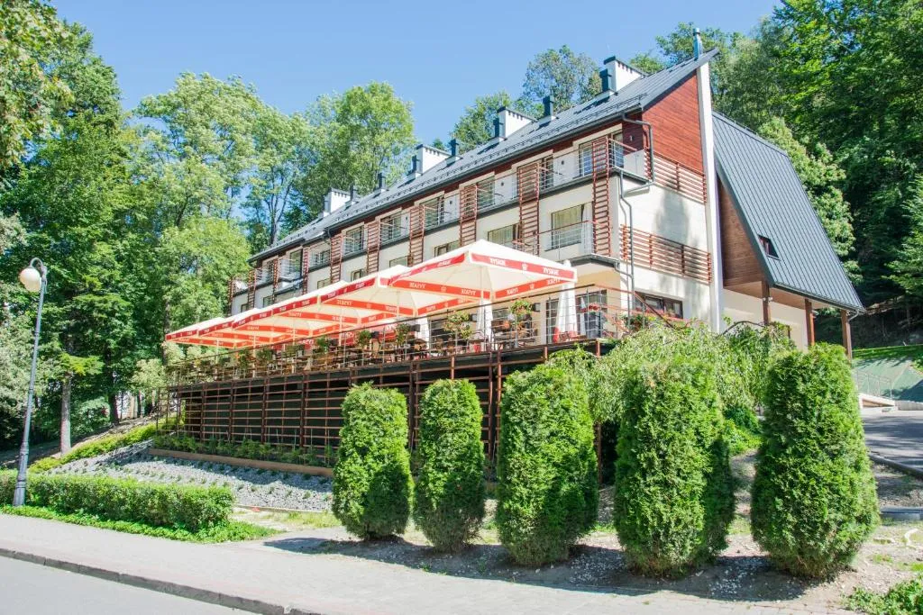 Sanatorium Klimat Iwonicz-Zdr&oacute;j budynek i okolica