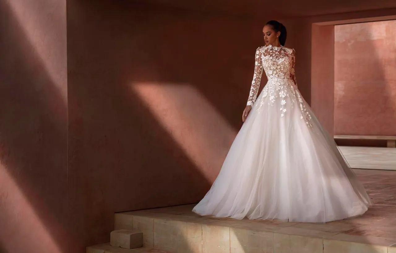 Panna młoda w sukni ślubnej o idealnie dopasowanym odcieniu