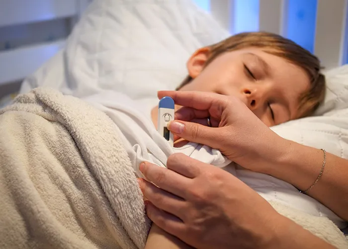 dziecko z wysoką gorączką ale w dobrym stanie