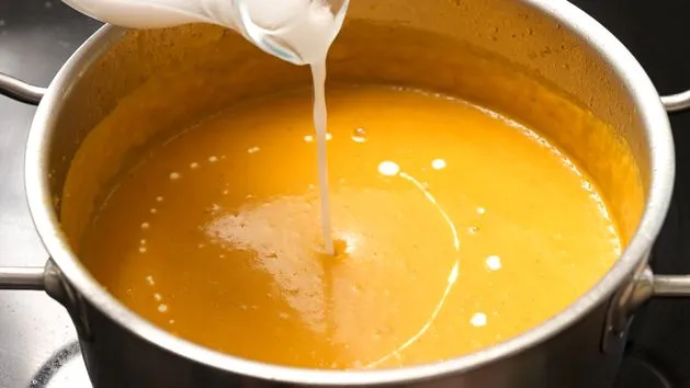 hartowanie śmietany do zupy, zabielanie zupy śmietaną