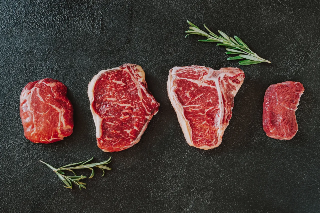 Rodzaje steków wołowych na grilla i marmurkowatość