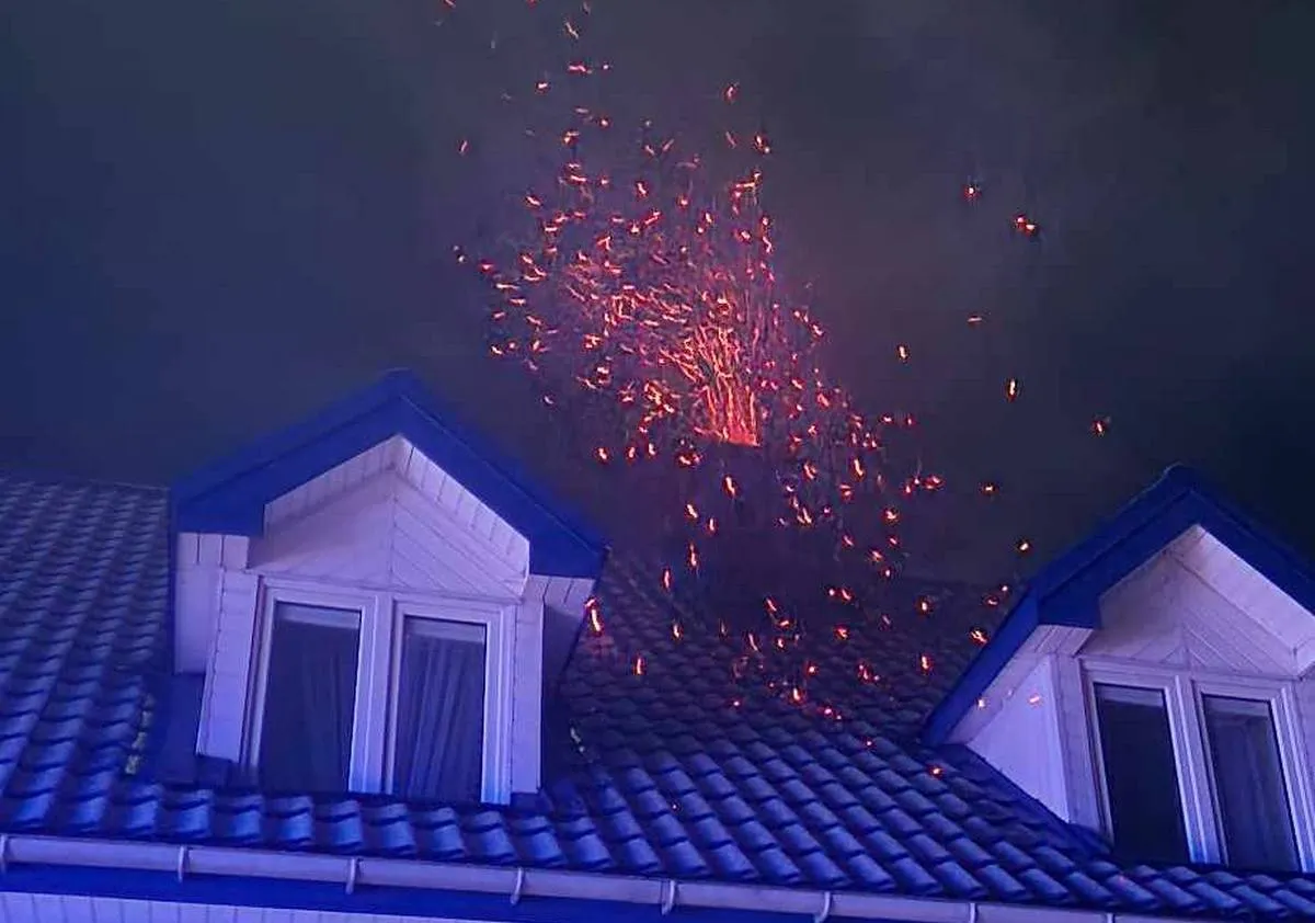 Jasne, oto opis:

W nocy z komina domu lecą gęste, czerwone iskry, tworząc spektakularny pokaz. To pytanie 