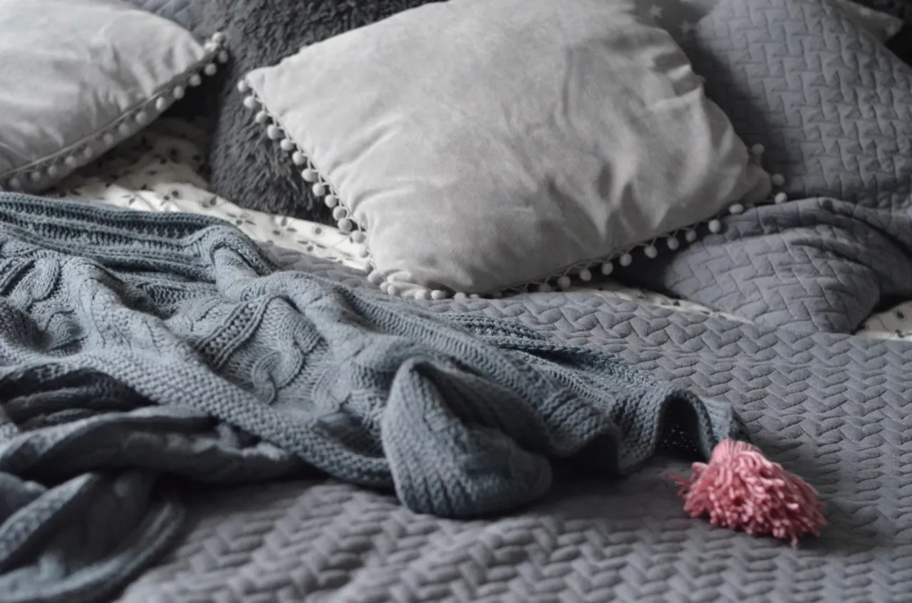 R&oacute;żne style poduszek z koc&oacute;w DIY