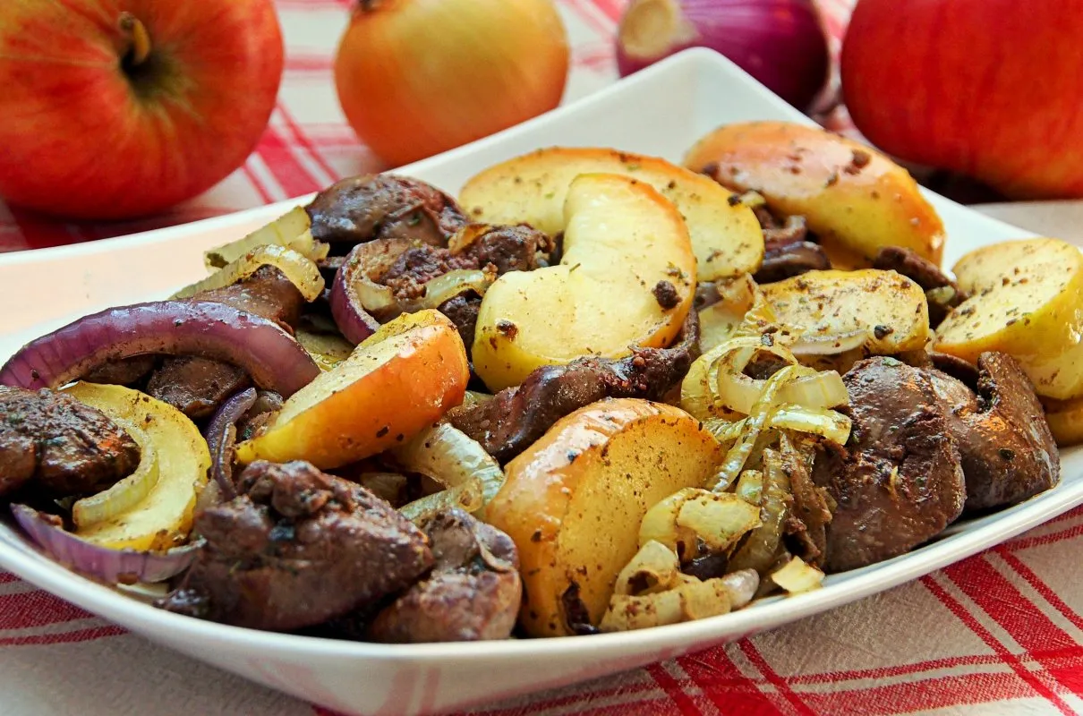 Wątróbka drobiowa z cebulą i jabłkiem gotowe danie