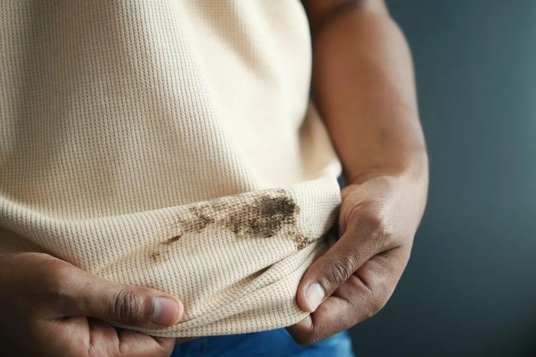 świeża plama ze smaru na ubraniu